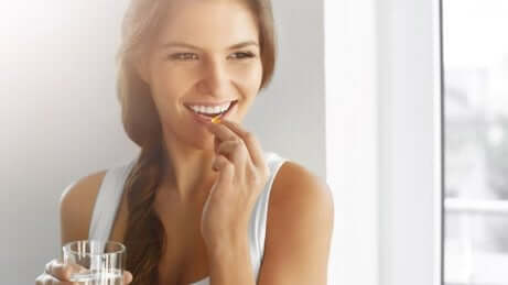 Mulher tomando suplemento