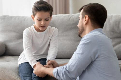 Pai conversando com seu filho