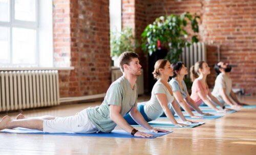 Pessoas fazendo yoga
