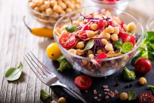 Salada com abacate e grão-de-bico