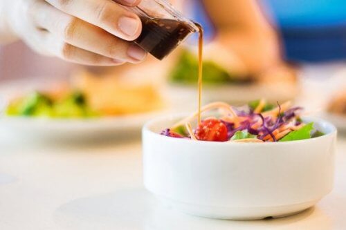 Salada picante com abacate
