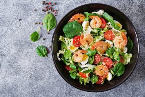 Salada com camarão