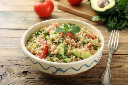 Salada de quinoa e abacate