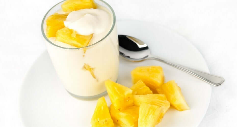 Sobremesa de iogurte e abacaxi
