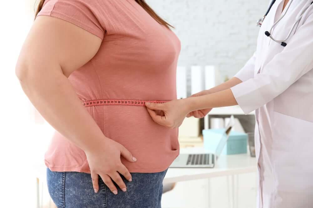 Mulher com sobrepeso no médico