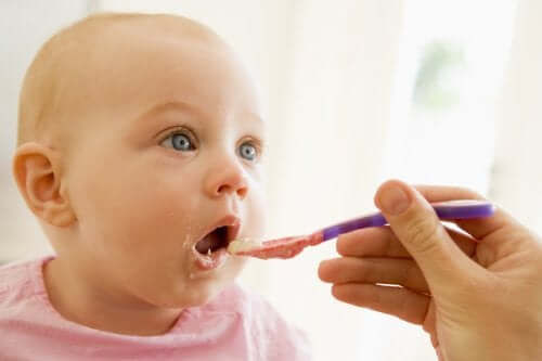 Bebê comendo papinha