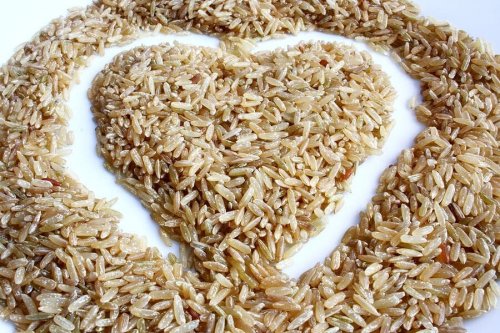 Salada de arroz integral: deliciosa e pouco calórica