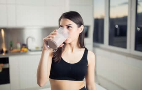 Mulher tomando vitamina
