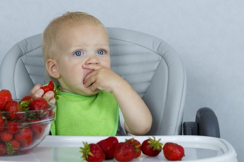 Bebê comendo morangos