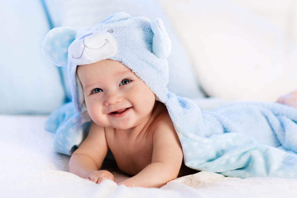 Bebê sorrindo após o banho