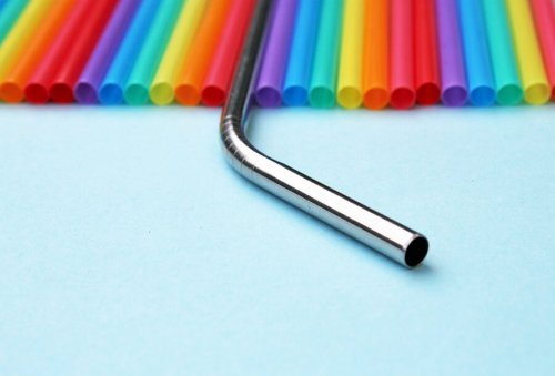 Canudos de metal: uma alternativa para reduzir o uso de plástico