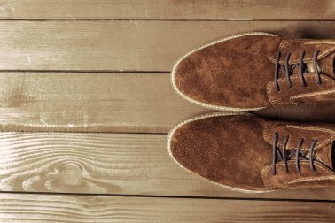 Como limpar sapatos de camurça?