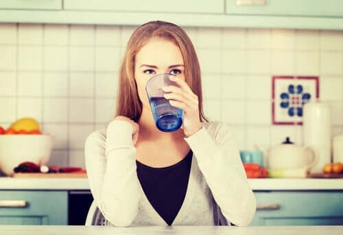 Mulher tomando copo de água