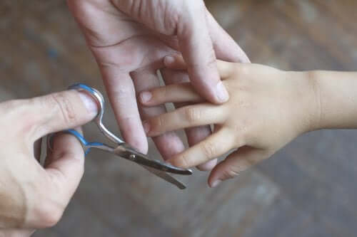 Manter as unhas curtas evitará que a criança as roa