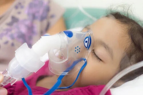 Criança usando respirador