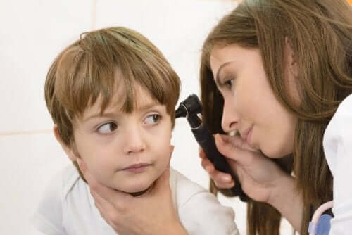 Como aliviar uma infecção no ouvido do bebê