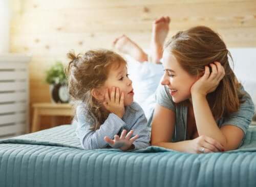 Mãe e filha conversando na cama