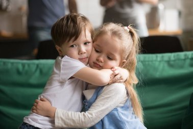 Como ensinar seus filhos a pedir perdão