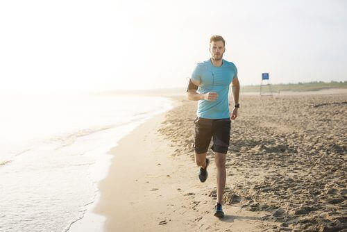 Homem correndo na praia
