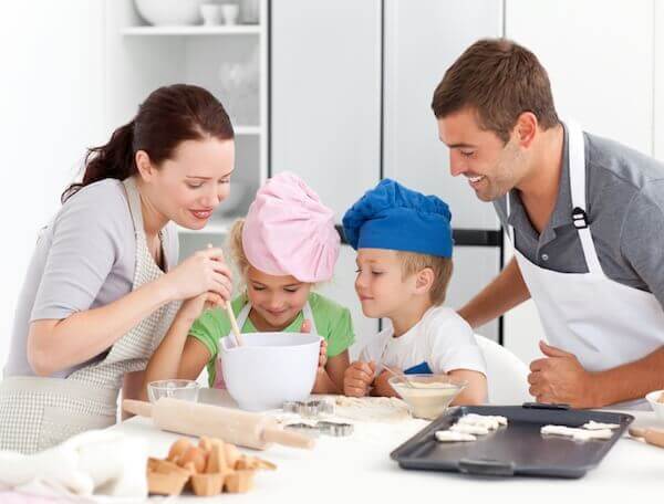 Família cozinhando