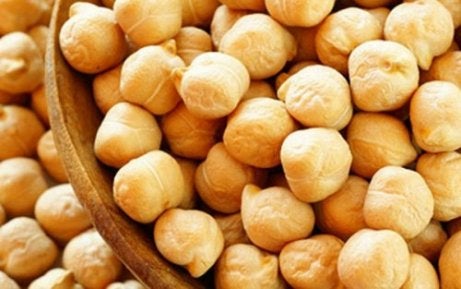 Salada de grão-de-bico e berinjela