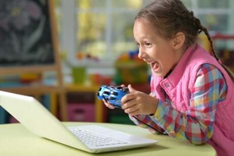 Menina jogando videogame
