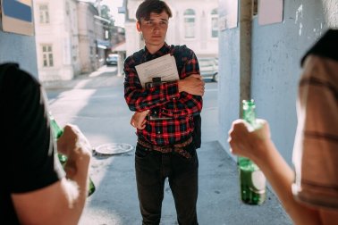 Como ajudar seus filhos a lidar com a pressão dos colegas?