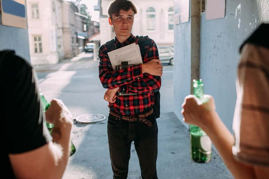 Como ajudar seus filhos a lidar com a pressão dos colegas?