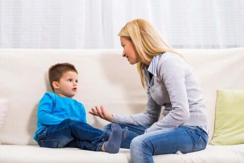 Mãe dialogando com seu filho