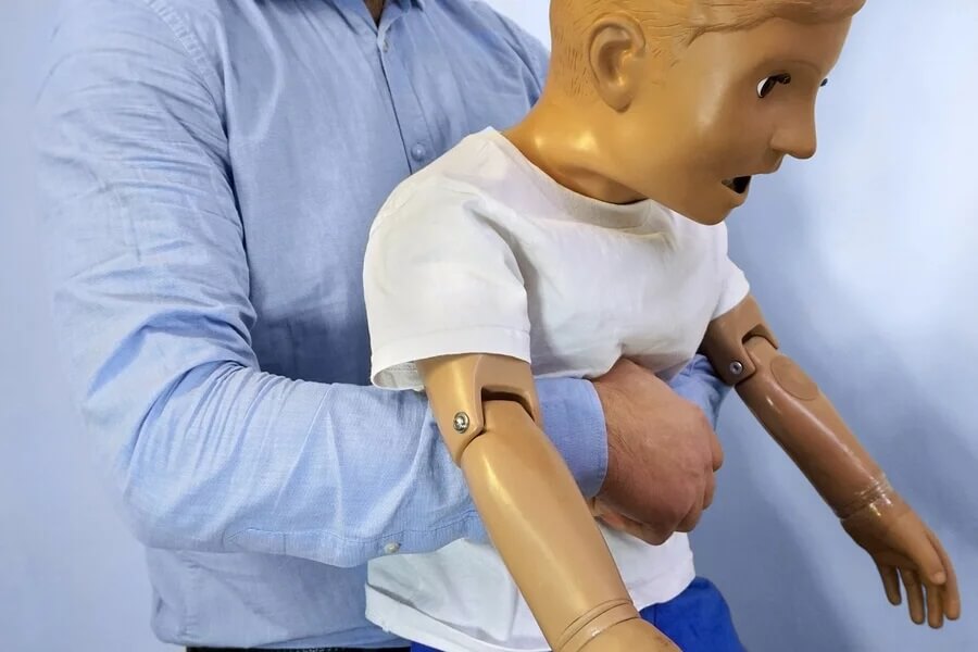 Manobra para desengasgar criança