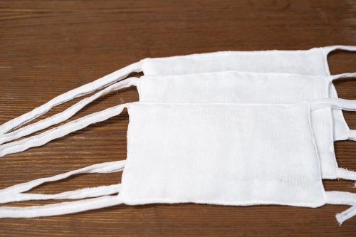 Máscaras feitas de camisetas