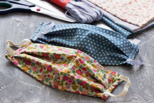 Máscaras de pano coloridas