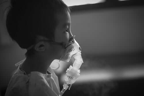 Menino com pneumonia