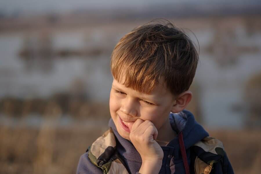 Estratégias para ajudar seu filho a parar de roer as unhas