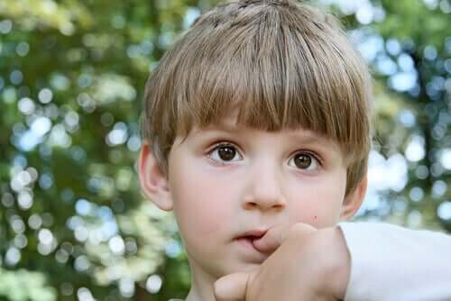 Como fazer para o seu filho parar de roer as unhas