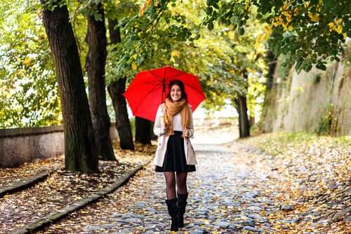 Mulher caminhando na chuva