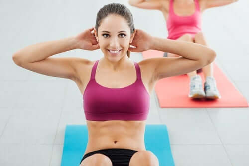 Mulher fazendo abdominal