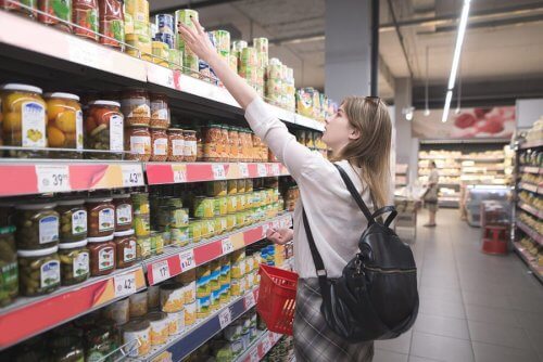 Mulher no supermercado