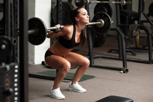 Mulher fazendo musculação na academia