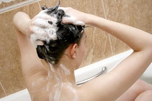 Mulher lavando o cabelo