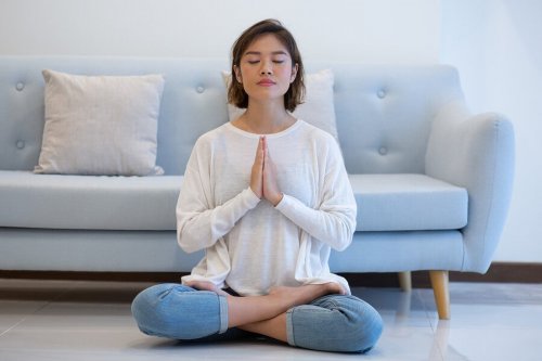 Mulher meditando