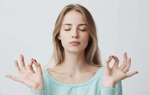 Mulher meditando de olhos fechados