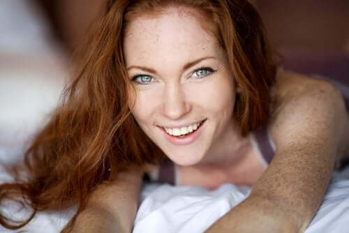 Mulher ruiva sorrindo