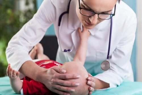 Pediatra examinando hemangiomas infantis no bebê