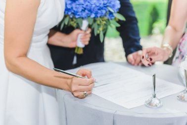 Quais são as vantagens e desvantagens do casamento civil?