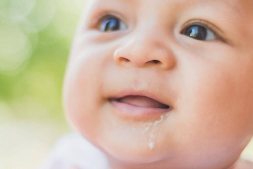 Quais são os sintomas da regurgitação infantil?