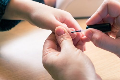 6 remédios para tratar unhas grossas e amareladas