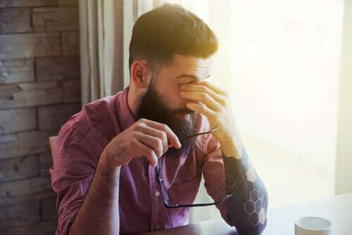 Homem cansado por não dormir a noite