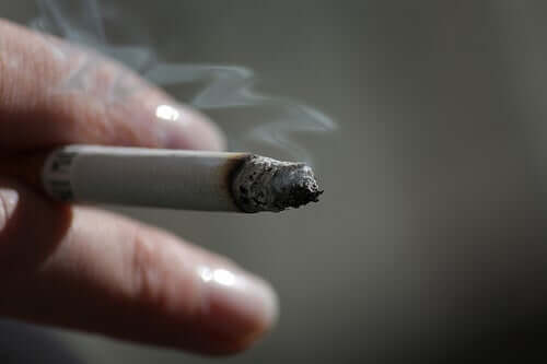 Pessoa fumando