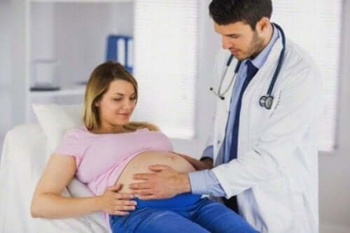 Mulher grávida em consulta médica
